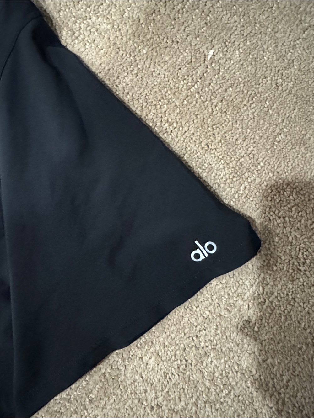 ALO Yoga Women’s tiebreaker shorts - Picture 3 of 4